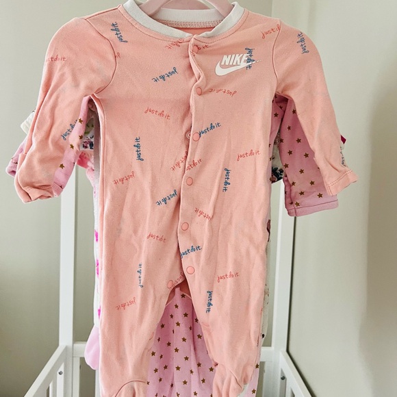 Baby Girl Clothes Lot Newborn 0 - 6 Months Pajama Bodysuit Onesies Footsies - Picture 13 of 16